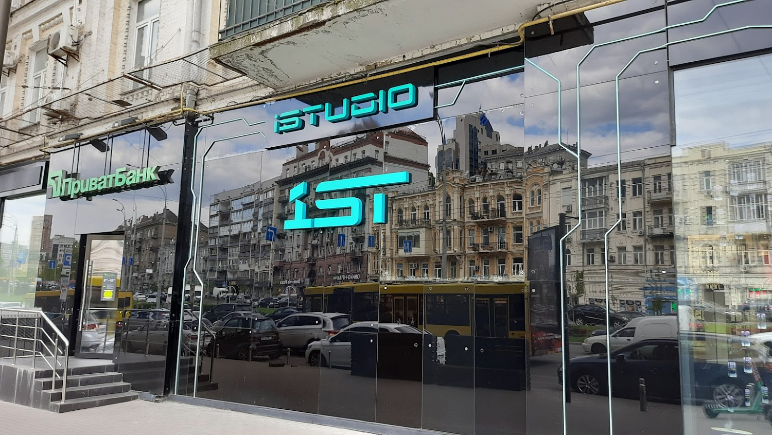 «iStudio» мережа монобрендових магазинів техніки Apple
