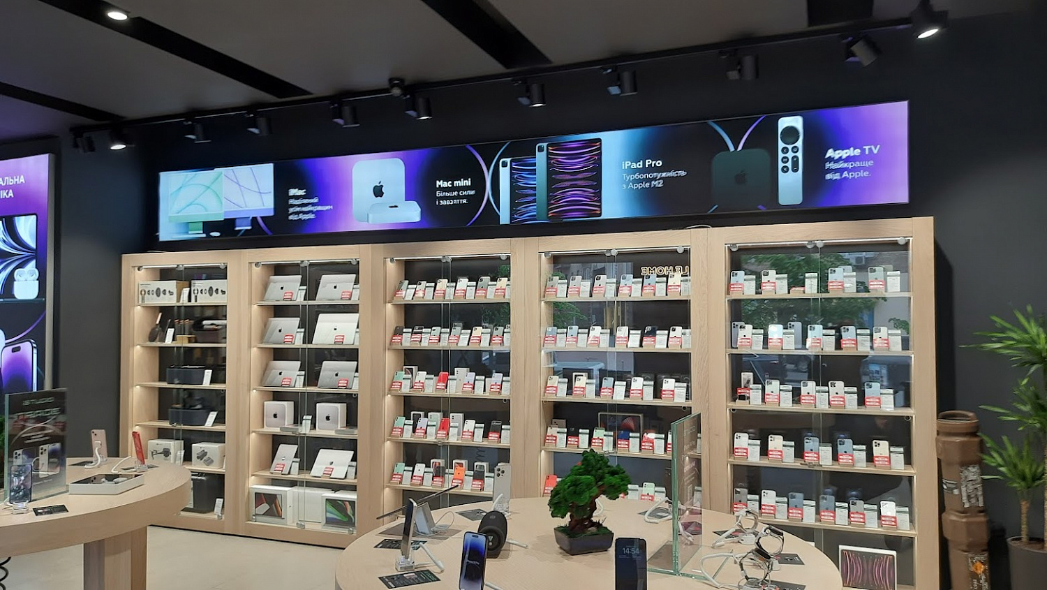«iStudio» мережа монобрендових магазинів техніки Apple